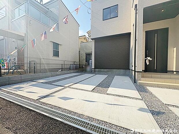 大切なお車を安心して駐車できるカースペースを確保。毎日の乗り降りもスムーズです。