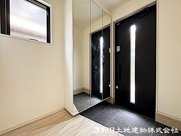 広々とした玄関です。明るく開放感があり、靴や小物を整理できる収納も備え、家族や来客を気持ちよく迎えられます。