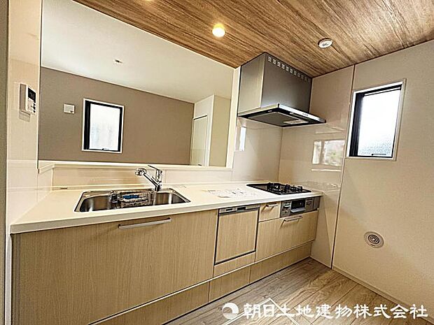 使い勝手の良いシステムキッチンです。調理スペースが確保されており、収納も充実した毎日の料理がしやすい設計です。