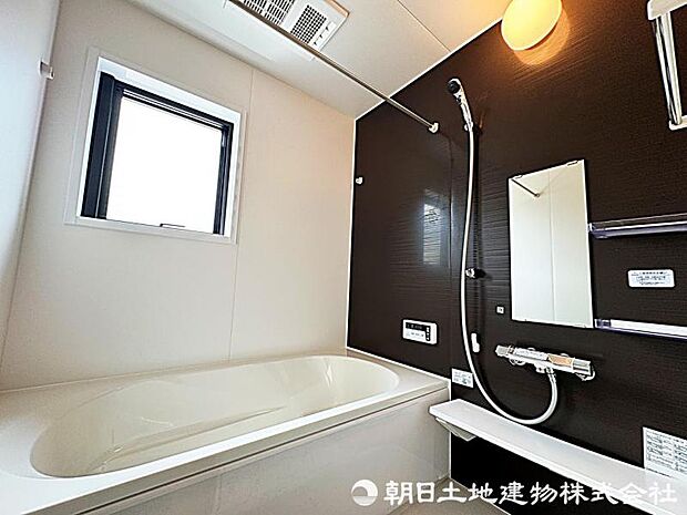 ゆとりある1坪タイプの浴室です。足を伸ばして入浴でき、毎日の疲れをゆっくり癒せる快適なバスルームです。