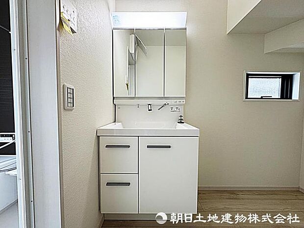 収納力のある3面鏡付き洗面台です。身支度がしやすく、洗面用品もすっきり片付けられる実用的な空間です。