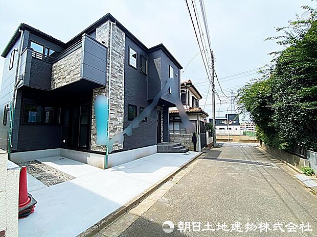 スタイリッシュな印象の外観です。住宅街に映えるデザインで、飽きのこないシンプルな設計が長く愛されるポイントです。