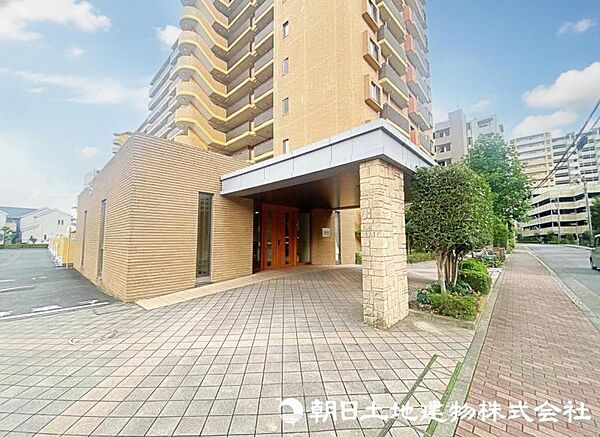 SRC造12階建ての大型マンション。共有施設も充実しています。