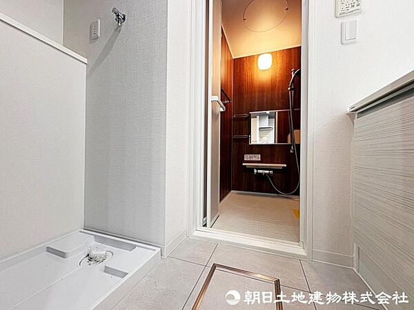 洗面台の後ろにランドリーコーナーがあると便利ですね。