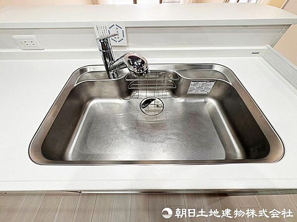 深型シンク、グリル、食洗機。設備充実のキッチン