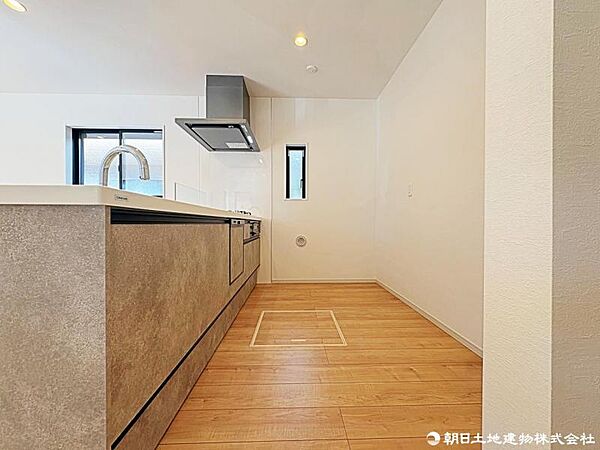キッチン背面にゆとりのあるスペースです。冷蔵庫や収納を配置しやすく、家事動線がすっきり整います。