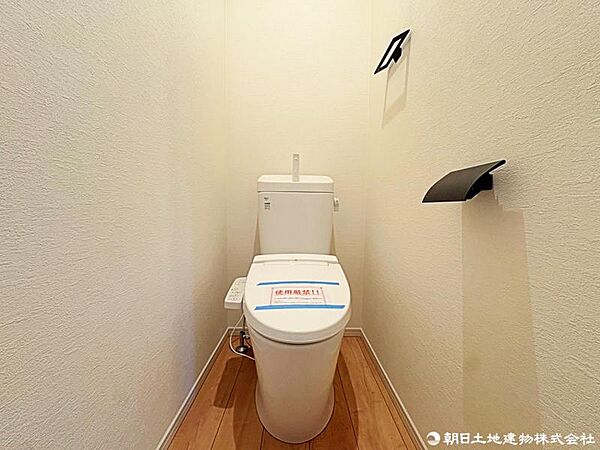 【トイレ】清潔感のあるトイレ空間です。シンプルな仕様でお手入れもしやすく、日常使いに安心して使える設備です。