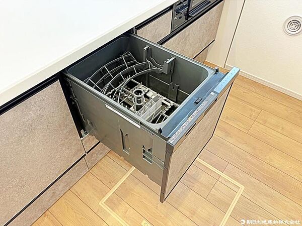 食洗器が備わったキッチンです。家事の効率が上がり、時間を有効に使えるため、快適で便利な生活をサポートします。