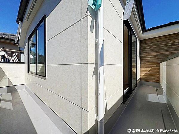 【バルコニー】バルコニー付きの住まいです。日差しが差し込み、風通しも良く、洗濯やおうち時間を快適に過ごせます。