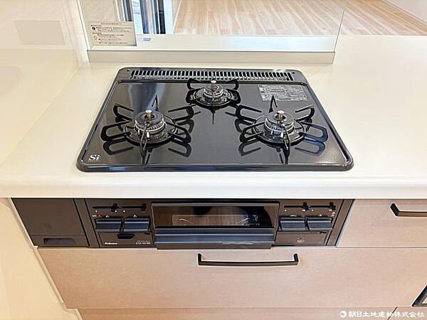 3口コンロ付きのキッチンです。複数の料理を同時に調理でき、忙しい家事や日常の料理を効率よく行える設備です。