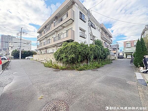 前面道路が広く、車の通行や駐車がしやすい立地です。開放感があり、快適に生活できる住まいです。