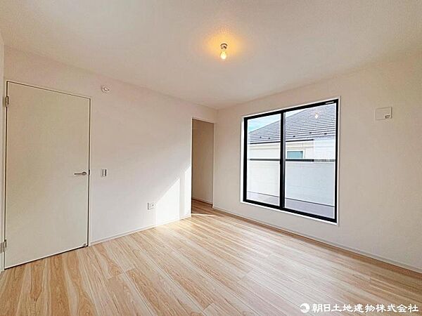 【居室】バルコニーに面した明るい居室です。採光が良く風通しも良いため、開放感のある快適な空間となっています。