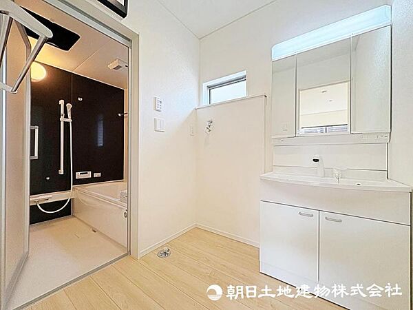 洗面台横にランドリーコーナーもゆったり。