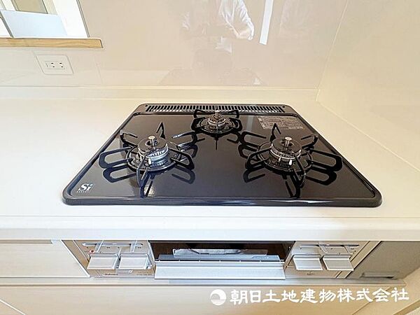 グリル付き3口コンロはお掃除も簡単。肉や魚などお料理の幅が広がります。