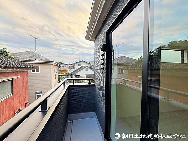 【バルコニー】バルコニー付きの住まいです。日差しが差し込み、風通しも良く、洗濯やおうち時間を快適に過ごせます。