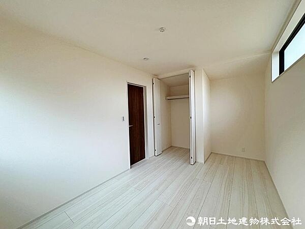 【居室】バルコニーに面した明るい居室です。採光が良く風通しも良いため、開放感のある快適な空間となっています。
