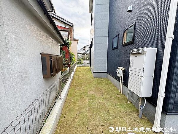 【庭】広々とした庭付きです。ガーデニングや子どもの遊び場として活用でき、家族での時間を楽しめる快適な空間です。