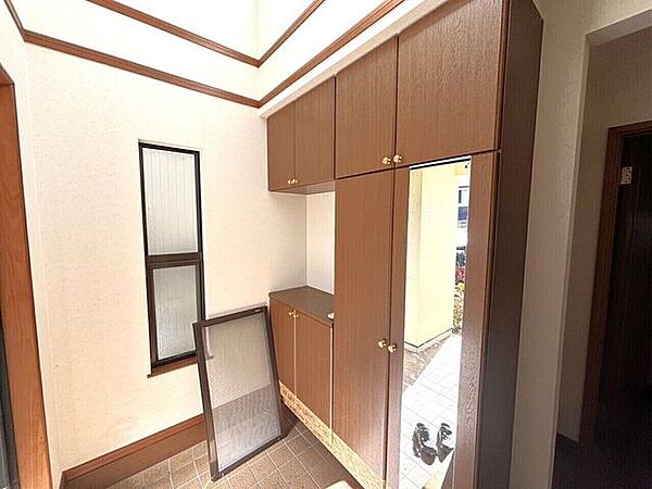 自然光が差し込む明るい玄関は、毎日の帰宅が楽しみになる空間。お客様を迎える第一印象にもぴったりです♪