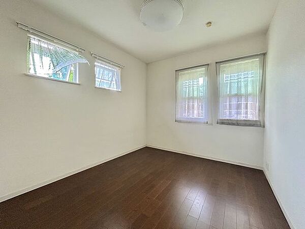 この家にあるすべてのお部屋には収納スペースが備え付けてあります！普段のお洋服やかさばる荷物を収納スペースにきれいに片づけることができるので、その分お部屋をしっかりと有効活用できます！