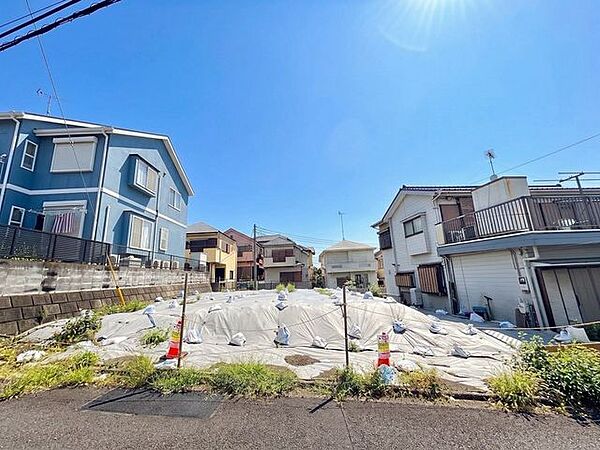 【現地】建築条件なしの更地渡し物件。お好きなハウスメーカーで自由設計が可能です。周辺は交通量が少なく、静かで落ち着いた住環境が魅力です。