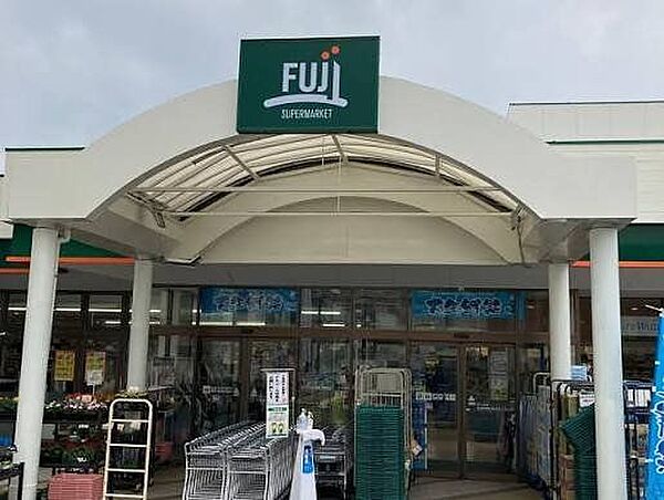 Fuji芹ヶ谷店 徒歩8分。新鮮な食料品の販売に加え、自宅への宅配サービスやAmazon Hubロッカーなども提供しています。 590m