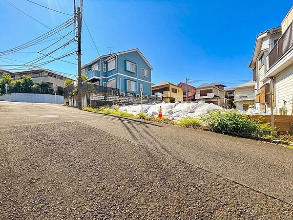 【外観】本物件は高台に位置しており、開放感のある住環境が魅力です。周囲の建物の影響を受けにくく、陽当たり・風通しともに良好。見晴らしの良い立地で、落ち着いた暮らしを求める方におすすめです。