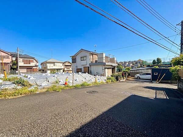 【現地】前面道路は幅員約6mの公道に面しており、車の通行や出入りもスムーズに行えるゆとりのある道路環境です。車同士のすれ違いもしやすいため、日常の車利用や来客時にも安心してご利用できます。