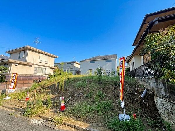 【現地】緑豊かな住宅地にあり、四季折々の自然を身近に感じられる落ち着いた環境です。都市近郊のため買い物や通勤・通学の利便性も良好。小学校まで徒歩10分以内でお子様の通学も安心。