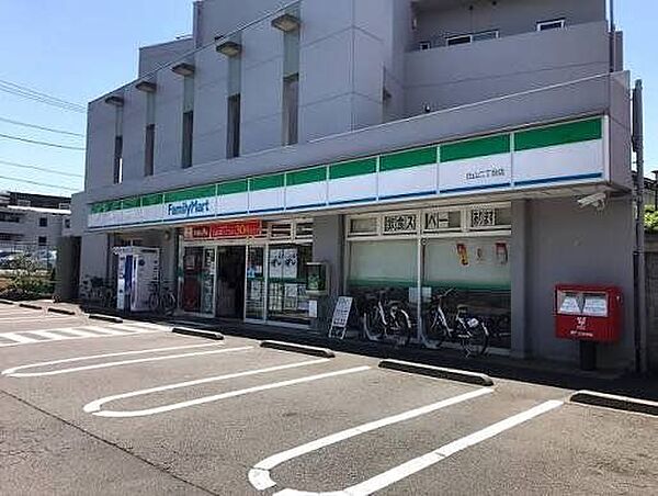ファミリーマート白山二丁目店 徒歩8分。24時間いつでも買い物ができ、ATMや公共料金の支払い、宅配サービスなど暮らしに必要な用事を一ヶ所でサッと済ませられるのが魅力です。 580m