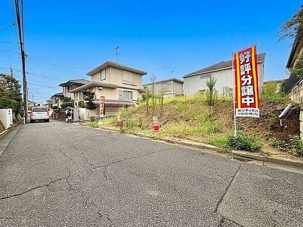 【現地】閑静な住宅地で生活することは、静かな環境で過ごせる、交通量が少ないので安全、子育てに適している、 夜間も静かで窓を開けて寝やすい。などのメリットがあります！