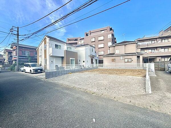 「いずみ中央」駅まで徒歩9分、平坦なアプローチが続く前面道路です。交通量も落ち着いており小さなお子様がいるご家庭も安心です。