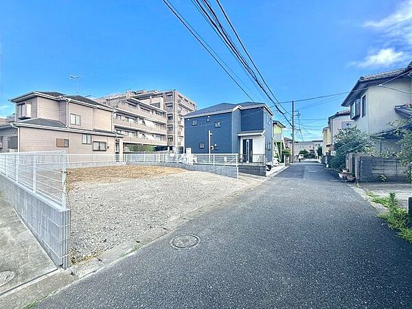 北西側幅員約4.5ｍの道路に接道。高低差のないフラットな道路で車の出し入れや日々の移動もスムーズ。見通しも良好です。