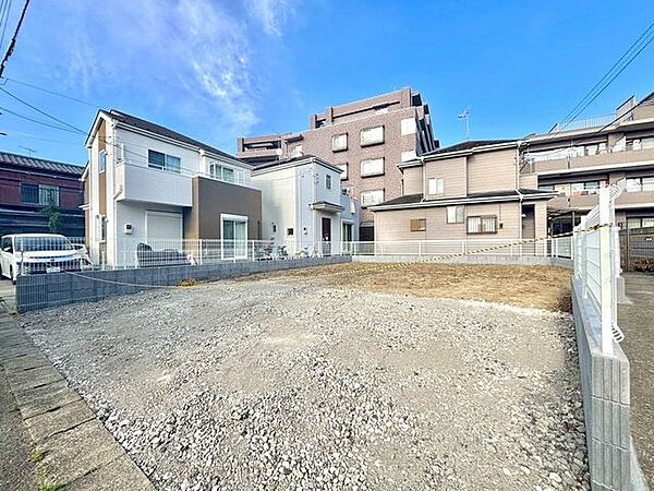 道路との高低差がない約38.1坪の綺麗な更地です。空が広く解放感のあるロケーション。お好きなハウスメーカー・工務店で自由にプランニングしていただけます。
