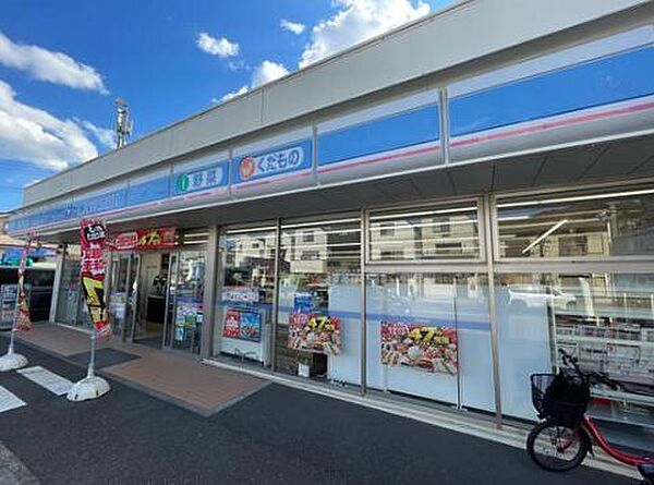 ローソン横浜別所四丁目店 徒歩3分。24時間いつでも気軽に買い物ができ、毎日の生活が格段に便利になります。また、ATM・コピー機・Loppi端末など多彩なサービスが利用可能。 210m