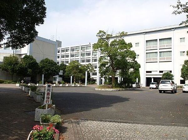横浜市立南高校 徒歩20分。生活ルールや補習制度が充実し、生徒一人ひとりに寄り添った教育が魅力です。この環境で、学びや部活動に前向きに取り組める安心な通学立地です。 1590m