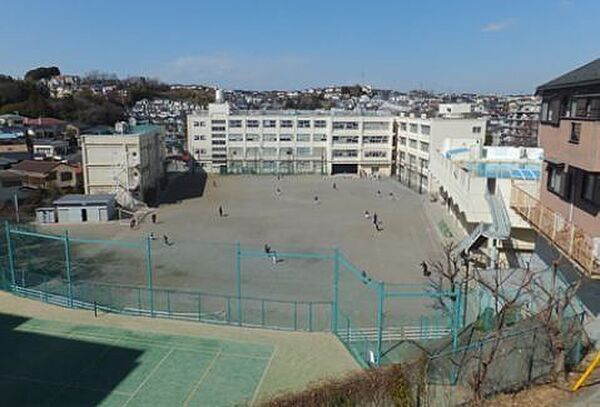 横浜市立南が丘中学校 徒歩10分。生活ルールや補習制度が充実し、生徒一人ひとりに寄り添った教育が魅力です。この環境で、学びや部活動に前向きに取り組める安心な通学立地です。 750m