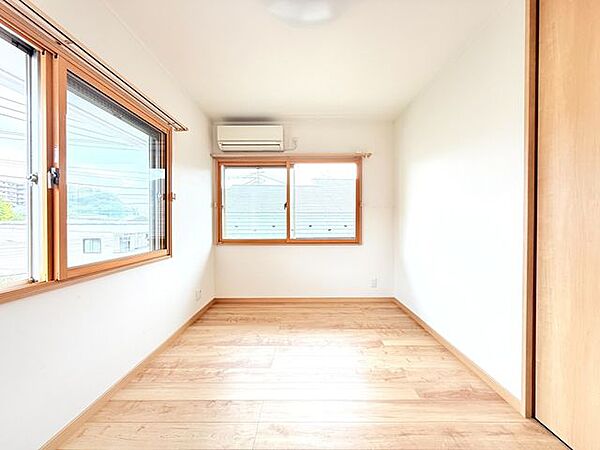【洋室】明るい居室は落ち着いたくつろぐ空間になります。明るい日差しで目覚めることができ、作業や勉強、趣味に集中できる自室での自分時間を存分に楽しみましょう。