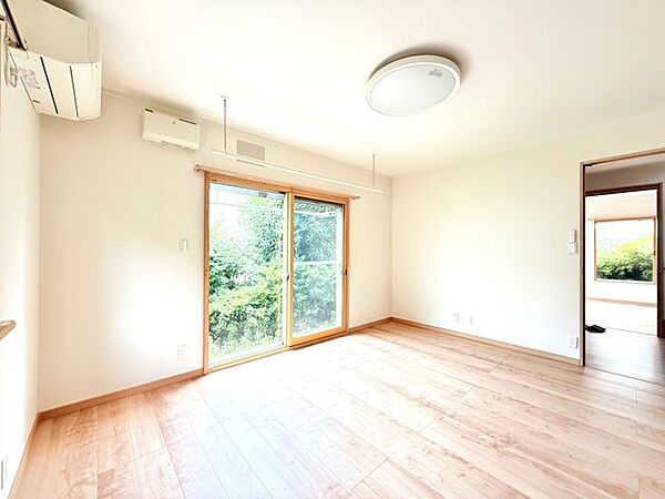 【洋室】フローリング仕様の明るい洋室。ベッドやソファ、デスクなどの家具配置がしやすく、レイアウトの自由度が高い間取りです。明るい自室は居心地がいい空間になります。