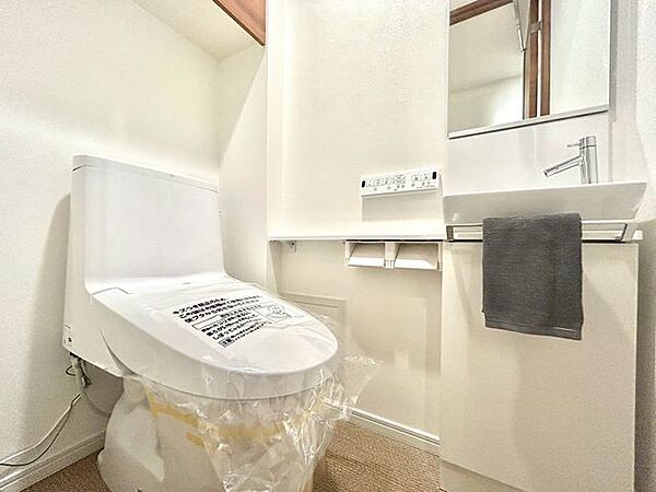 【トイレ】ウォシュレットのついた温水洗浄便座のトイレです。暖房便座、脱臭、乾燥機能などを搭載し、トイレットペーパーの使用量を減らして清潔を保ちます。