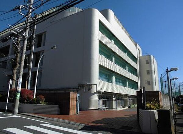 横浜市立平楽中学校 徒歩13分。生活ルールや補習制度が充実し、生徒一人ひとりに寄り添った教育が魅力です。この環境で、学びや部活動に前向きに取り組める安心な通学立地です。 990m