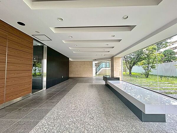 【ロビー】住人や来客が一時的に過ごす場所や交流の場として利用されるロビーです。清掃が行き届いており、居住者同士の待ち合わせや来客者の待機場所として便利です。