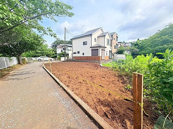 【前面道路】東側は幅員5.1mの公道に面しており、お車の運転や駐車が苦手な方でも安心の現地外観。見通しの良い道路環境が、ご家族の安全な毎日をすぐそばで力強く支えます。