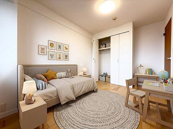 【リビング】※現地写真はCG加工しています。フローリング仕様の明るい洋室。ベッドやソファ、デスクなどの家具配置がしやすく、レイアウトの自由度が高い間取りです。ナチュラルテイストの内装です。