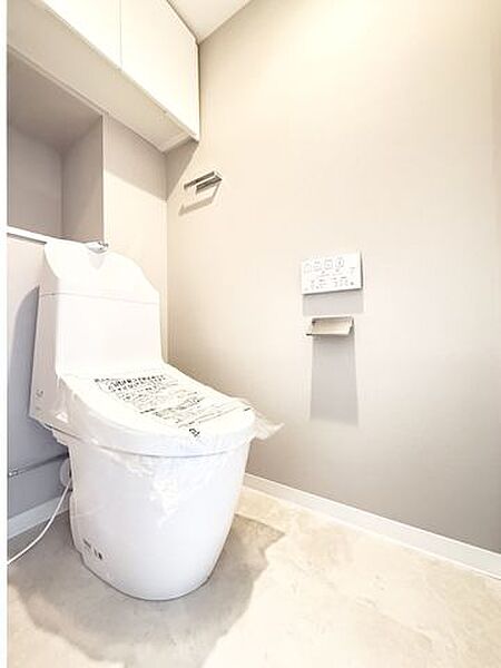 【トイレ】※現地写真はCG加工しています。温水洗浄機能のついたシャワートイレです。トイレ内は収納があるため、トイレットペーパー、掃除用品、サニタリー用品などを隠して収納できます。