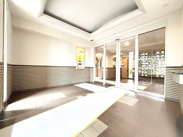 【エントランス】重厚感溢れるエントランスは、マンションの一つの特徴でもあります。セキュリティーに守られている館内は静寂な中が保たれており、管理が行き届いている印象を受けました。