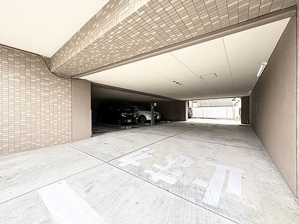 【駐車場】マンションに駐車場があるメリットは、利便性、周辺相場より安い場合が多い、防犯性が高い、車が汚れにくいなどが挙げられ特に車を頻繁に使う方や、安全・管理の手間を省きたい方にとって大きなメリット。