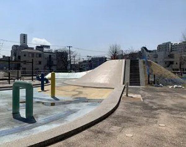田島ふれあい公園 大きなグラウンドと、アスレチック遊具やネット付きの砂場が分かれており、子どもたちがのびのびと遊べる場所として親しまれています。 210m