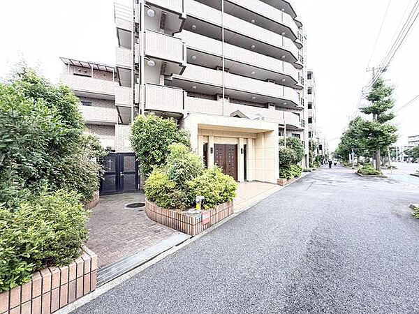 【前面道路】緑豊かな住宅地にあり、四季折々の自然を身近に感じられる落ち着いた環境です。都市近郊のため買い物や通勤・通学の利便性も良好。小学校まで徒歩10分以内でお子様の通学も安心。