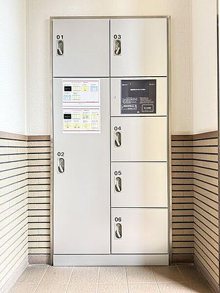 【設備】宅配ボックスは在宅時・不在時に関わらず、居住者の代わりに非対面で宅配物を受け取ってくれる便利な設備です。置き配対策にもなり安心して外出ができます。