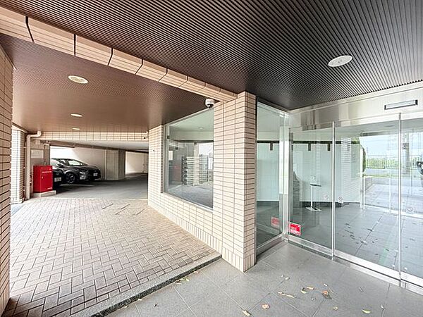 【エントランス】マンション入り口。マンションにおいては訪問者が最初に訪れる部分でもあり、第一印象を決める顔ともいえる場所です。緑あるエントランスで出迎えてくれるので気分もスッキリです。